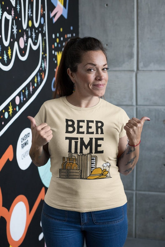 Eine Frau trägt ein T-Shirt mit der Aufschrift „Bierzeit“.