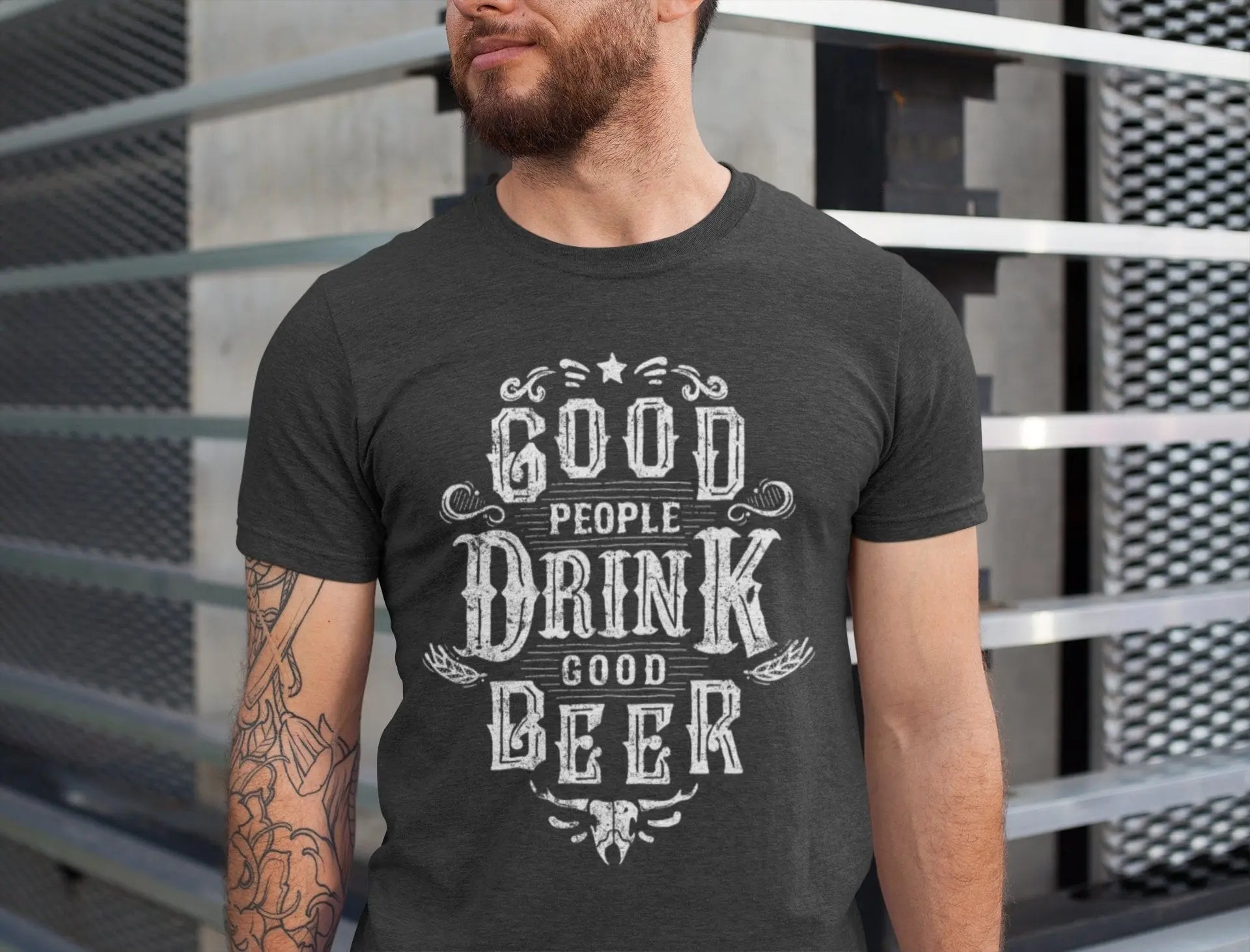 Das Bio-T-Shirt „Good People Drink Good Beer“ von Hoppymerch ist eine beliebte Wahl für Bierliebhaber.
