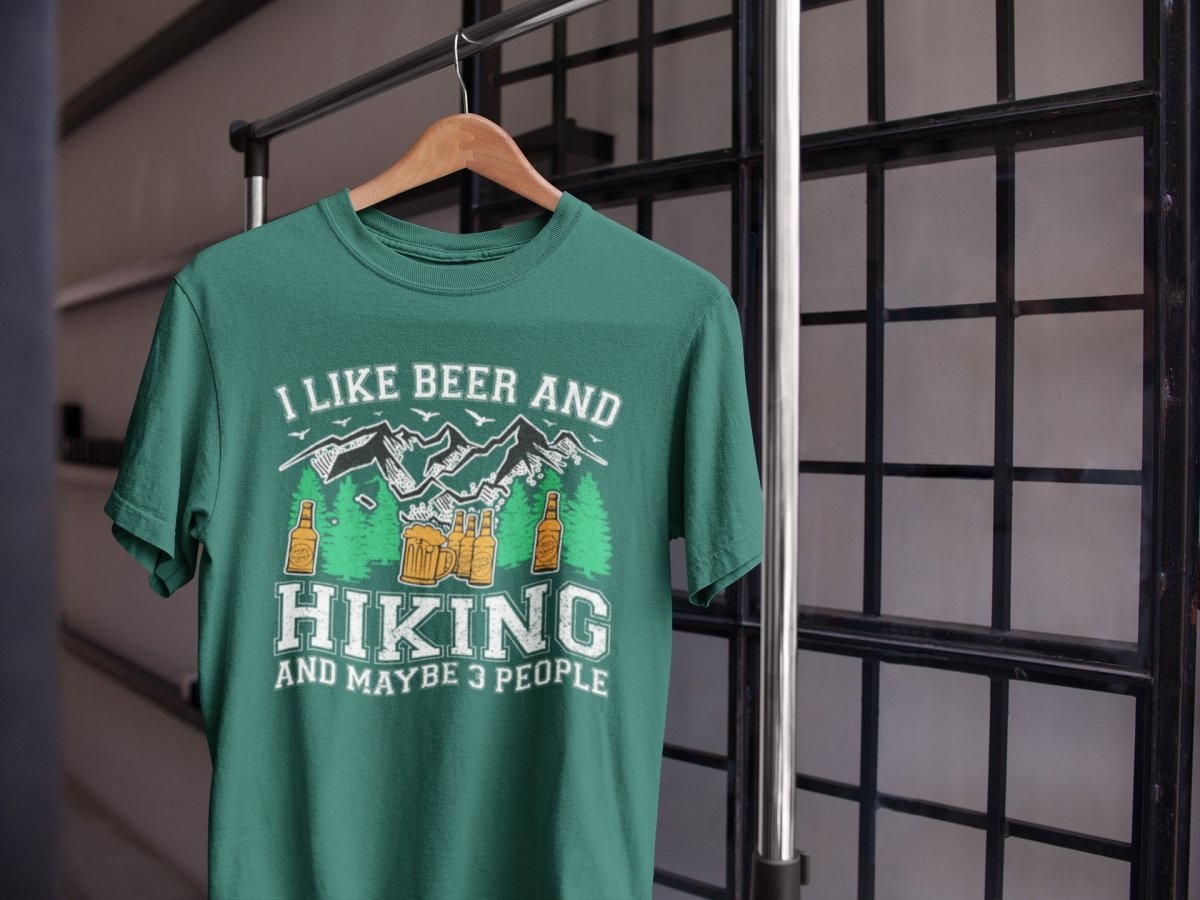 Ein grünes „I Like Beer, Hiking and Maybe 3 People Bier“-T-Shirt für Männer mit der Aufschrift „I Like Beer, Hiking and Maybe 3 People Bier“ von Hoppymerch.