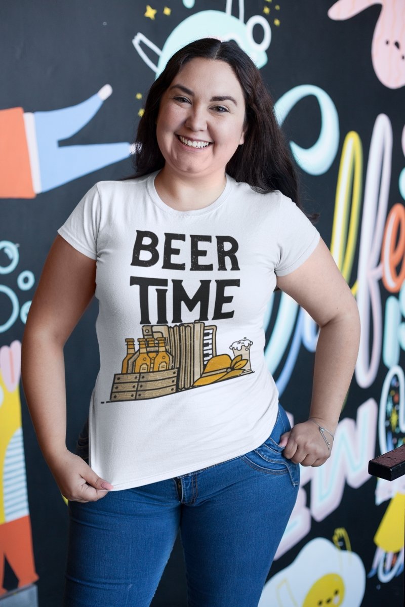 Eine Frau trägt ein Hoppymerch Beer Time Oktoberfest Damen T-Shirt.