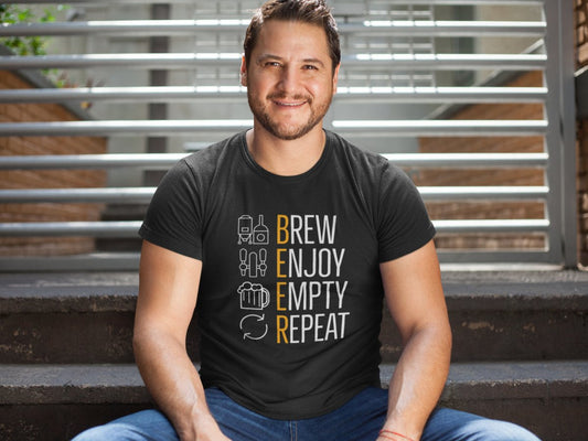 Ein Mann sitzt auf einer Treppe und trägt ein Brew Enjoy Empty Repeat – Bio-T-Shirt.
