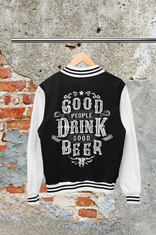 Eine schwarz-weiße Hoppymerch-Unijacke mit der Aufschrift „Good People Drink Good Beer Bomberjacke“.